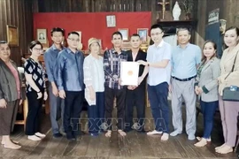 Le consulat général du Vietnam au Laos honore les familles des personnes méritantes