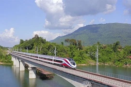 Lancement des services ferroviaires de voyageurs transfrontaliers Laos-Chine