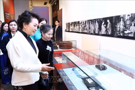 Les épouses de Nguyen Phu Trong et de Xi Jinping visitent le Musée des femmes du Vietnam 