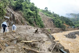 Le Laos continue de rechercher un chauffeur vietnamien disparu lors d’un glissement de terrain