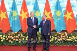 Entrevue entre le Premier ministre Pham Minh Chinh et le président du Kazakhstan
