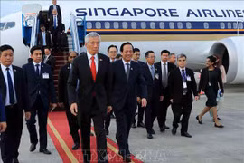 Le PM singapourien Lee Hsien Loong arrive à Hanoi pour une visite officielle au Vietnam