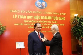 L’ex-secrétaire général Nông Duc Manh décoré de l’Insigne des 60 ans d’appartenance au Parti