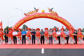 Le PM Pham Minh Chinh inaugure un pont et lance un projet de logement social à Bac Giang
