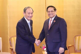 Le PM Pham Minh Chinh reçoit son homologue singapourien et un ancien homologue japonais