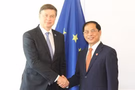 Le ministre vietnamien des AE rencontre des responsables du Brésil, de la France, de la CE et du Canada à Paris