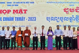 Le président du CC du FPV félicite les Khmers de Ca Mau pour Chol Chnam Thmay
