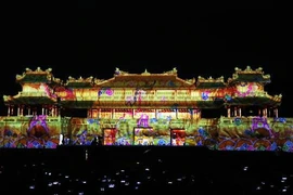 Des jeux de lumière artistiques éblouissants à Ngo Mon dans la Cité impériale de Hue