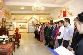 Les agences vietnamiennes au Laos commémorent de défunts dirigeants lao