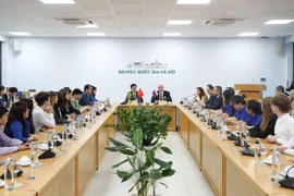 Le vice-PM russe Dmitry Chernyshenko en visite à l’Université nationale de Hanoi