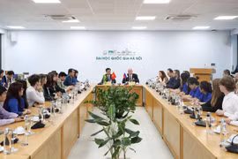 Le vice-PM russe Dmitry Chernyshenko en visite à l’Université nationale de Hanoi