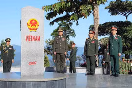 Le premier échange d'amitié de la défense frontalière Vietnam-Laos-Cambodge