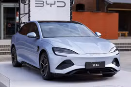 Le plus grand fabriquant de voitures électriques chinois veut ouvrir une usine au Vietnam 