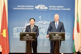 Le président de l'Assemblée nationale vietnamienne et son homologue bulgare rencontrent la presse