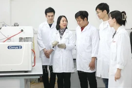 Une femme scientifique à Hanoï absorbée par des études sur la protection de l'environnement