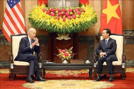 Le président Vo Van Thuong rencontre le président américain Joe Biden à Hanoi