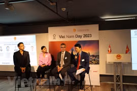 Échange de vue sur la coopération Vietnam-Suisse dans le commerce, l'investissement et la technologie à Genève