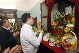 Le président de l’Assemblée nationale rend hommage au Président Hô Chi Minh