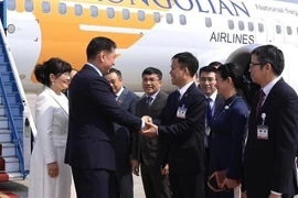 Le président mongol arrive à Hanoi, entamant sa visite d’Etat au Vietnam