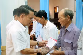 La VNA offre des cadeaux aux familles méritantes de Quang Tri