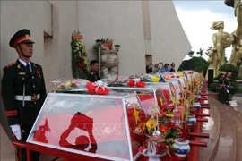 Les restes de 17 soldats volontaires inhumés à Dak Lak
