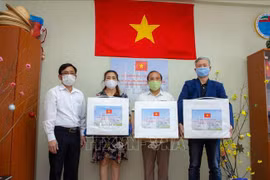 Le gouvernement vietnamien offre des masques médicaux à la communauté vietnamienne en Russie