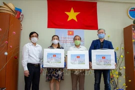 Le gouvernement vietnamien offre des masques médicaux à la communauté vietnamienne en Russie