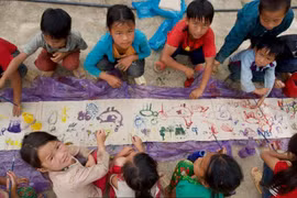 Une exposition présente des œuvres d’art réalisées par des enfants défavorisés