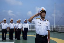 Salut au drapeau sur la plate-forme DK1