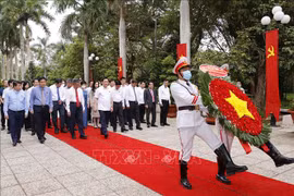 Le président de l’AN rend hommage au Président Hô Chi Minh et aux soldats morts pour la Patrie 