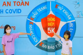 Des peintures murales anti-Covid-19 à Hanoï