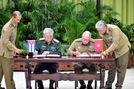 Dialogue Vietnam - Cuba sur la politique de défense