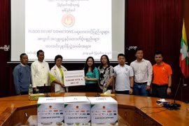 La communauté vietnamienne au Myanmar assiste des sinistrés locaux des inondations