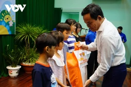 Le vice-Premier ministre Trân Luu Quang rend visite aux enfants démunis de Thu Duc