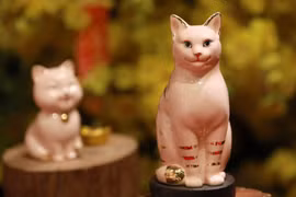 Une collection de statues de chats en céramique pour l’année 2023 