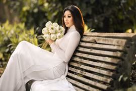 Beauté rayonnante de Miss Univers Vietnam 2019 Nguyen Tran Khanh Van dans l'ao dai vietnamien 