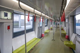 Les habitants de Hanoi visitent le train de la ligne de métro Nhôn-gare de Hanoi 