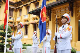 Le Vietnam hisse le drapeau de l’ASEAN pour célébrer le 53e anniversaire de l'ASEAN