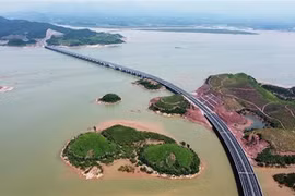 Le chef du gouvernement inaugure l’autoroute Vân Dôn-Mong Cai