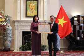Remise de l'Ordre de l'Amitié à une ancienne ambassadrice cubaine au Vietnam