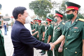 Des cadeaux du Têt aux médecins, aux militaires et aux démunis de Ba Ria – Vung Tau