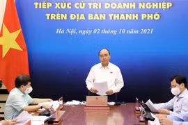Le président Nguyên Xuân Phuc à l’écoute d’hommes d’affaires de Hô Chi Minh-Ville