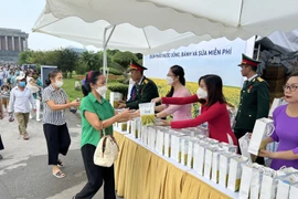 Des cadeaux offerts aux visiteurs du Mausolée du Président Hô Chi Minh