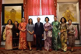 L’ao dai vietnamien enchante le public international 