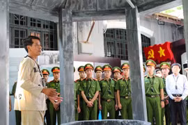 Une exposition rend hommage aux héros de guerre et aux martyrs de la prison de Hoa Lo