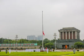 Le drapeau en berne en hommage de l'ancien secrétaire général du Parti Lê Kha Phiêu