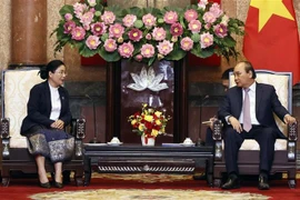 Le président vietnamien reçoit la présidente de la Cour populaire suprême du Laos