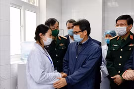 Covid-19 : le vice-PM Vu Duc Dam rend visite aux volontaires aux tests du vaccin Nano Covax