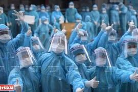 Empreintes des soldats en blouse blanche dans la lutte contre le Covid-19 