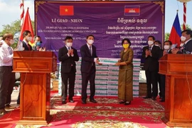 Le Cambodge fait don de 200.000 doses de vaccin anti-Covid-19 au Vietnam